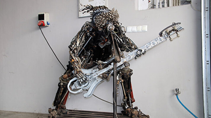 Düzce Küçük Sanayi Sitesi’nde motor ustası olarak çalışan Murat Çetin, hurda otomobil parçalarını sanat eserlerine çeviriyor. Murat Çetin daha önce robot görünümlü bir eser yaparken, bu kez hurda otomobil parçalarından gitar çalan rock müzik sanatçısı yaptı. 