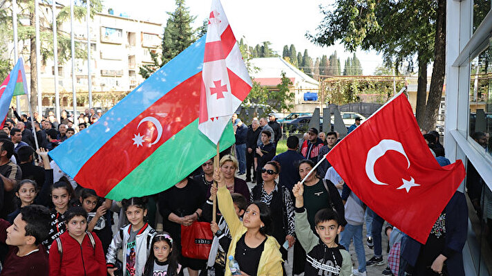 Marneuli kentinde toplanan göstericiler, Dağlık Karabağ'ın işgalini protesto ederek Azerbaycan ordusuna destek verdi.