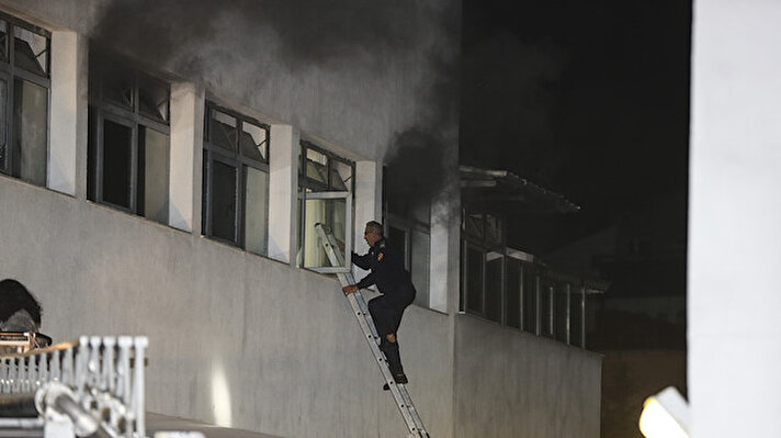 Ankara'da Dışkapı Yıldırım Beyazıt Eğitim ve Araştırma Hastanesi'nde yangın çıktı.