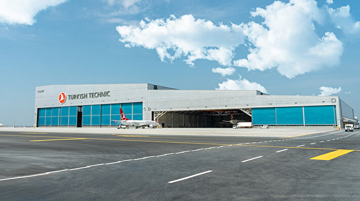 THY Basın Müşavirliği'nden yapılan açıklamada, İstanbul Havalimanı'nda uçak bakım, onarım ve revizyon (MRO) kompleksinin önemli bir parçası olacak yeni hangarlarının inşaatının tamamlanarak, hizmete girdiği bildirildi. İstanbul Havalimanı'nda THY'nin ilk üs bakım hangarları olarak havacılık sektörüne hizmet verecek olan hangarların Türkiye'nin en büyüğü, dünyanın ise en büyük hangarlarından biri olduğu kaydedildi. 