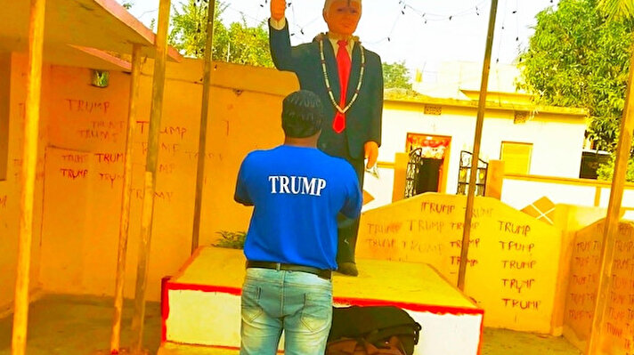 Hindistan’ın Telangana eyaletindeki Konney köyünde yaşayan Bussa Krişna, rüyasında gördüğü ABD Başkanı Donald Trump’a ‘Hint tanrısı’ gibi tapmaya başladı.