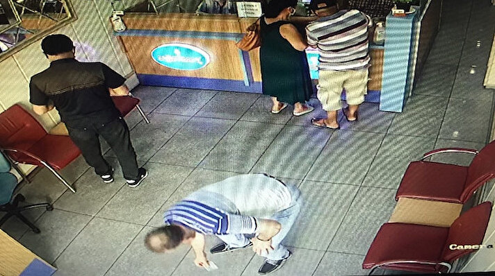 Merkez Seyhan ilçesinde bulunan bir döviz bürosuna gelen bir vatandaş, bozdurmak istediği 400 dolarını düşürdü.