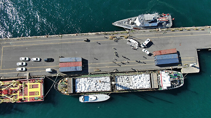 İstanbul Deniz Gümrük Muhafaza Kaçakçılık ve İstihbarat Müdürlüğü ile Sahil Güvenlik Marmara ve Boğazlar Bölge Komutanlığı ekipleri, 
Zeytinburnu'nda bekleyen yabancı bayraklı gemide gümrük kontrolü yaptı. 