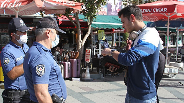 Antalya’da polisin yeni tip korona virüse (Covid-19) yönelik denetimleri kent genelinde yoğun bir şekilde sürüyor. Polis ekipleri özellikle kalabalık alanda maskelerini düzgün takmayanlara uyarılarda bulunurken, maske takmayanlara da cezai işlem uyguluyor.
