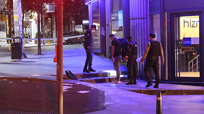 Olay saat 01:00 sıralarında Halaskargazi Mahallesi, Halaskargazi Caddesi 90. Numarada bulunan özel bir bankanın önünde meydana geldi.
