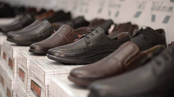 Antakya'da bulunan imalathanesinde normal ayakkabının yanı sıra diyabet hastalarına yönelik ayakkabı üretimi yapan Mehmet Ali Yıldırım, yaklaşık 27 yıldır bu sektörde faaliyet gösteriyor.