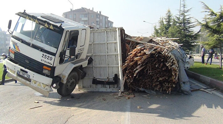 Yaşanan kaza Özdilek köprülü kavşağı üzerinde meydana geldi. İlyas Aktaş idaresindeki 16 CHT 54 plakalı odun yüklü kamyon, Bursa Ankara kara yolundan gelip, yan yoldan Alanyurt istikametine dönmek istediği sırada devrildi.