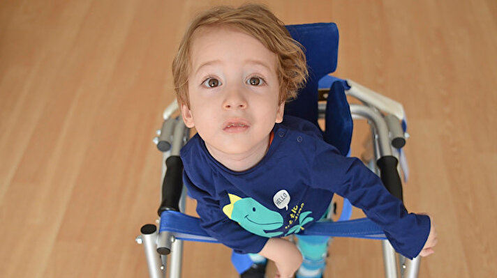 Pelin ve Ahmet Demir çiftinin 3 yıl önce dünyaya gelen çocukları İsmail Çağan'a SMA Tip 1 teşhisi konuldu. Yaşıtları gibi yürüyemeyen, ayakta duramayan İsmail Çağan'ın, sağlığına tam anlamıyla kavuşabilmesi için gen tedavisi olması gerekiyor.