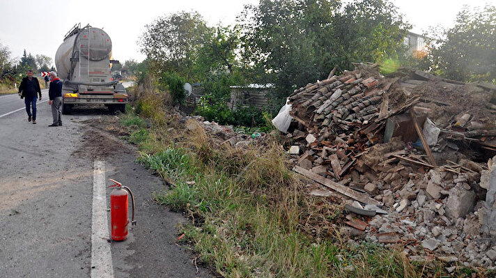 Kaza, Malkara- Hayrabolu kara yolu üzerindeki kırsal Karacagür Mahallesi'nde meydana geldi. Hayrabolu yönüne giden Hasan Karaarslan (38), yönetimindeki 17 UK 744 plakalı beton mikserinin direksiyon kontrolünü, yokuş aşağı giderken yağmur nedeniyle kayganlaşan yolda kaybetti. 