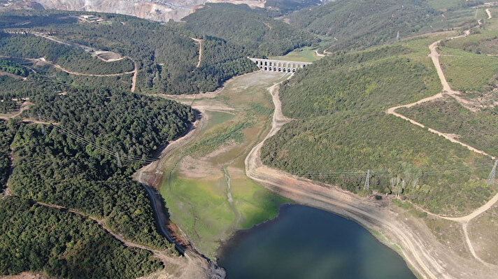 İstanbul'un barajlarında son günlerdeki yağışlara rağmen su seviyesindeki düşüş sürüyor. İSKİ verilerine göre bugün İstanbul'un barajlarındaki doluluk oranı yüzde 32,03 olarak ölçüldü. Kazandere barajında doluluk oranı yüzde 5,14'e kadar gerilerken, Terkos baraj gölünde 33,17, Ömerli baraj gölünde ise yüzde 45,70 doluluk oranı ölçüldü. İstanbul'daki barajların doluluk oranı 2014 yılında yaşanan kuraklıktan beri hiç bu kadar düşmemişti. 
