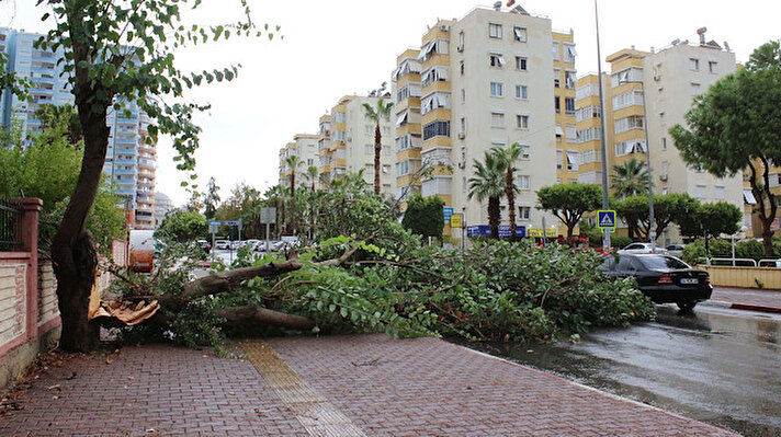 Turizm kenti Antalya'da hava sıcaklığı mevsim normallerinde seyrederken, öğle saatlerinde aniden bastıran yağış yaşamı olumsuz etkiledi. Rüzgarın da etkisiyle şiddetini artıran sağanağa, vatandaşlar hazırlıksız yakalandı. 