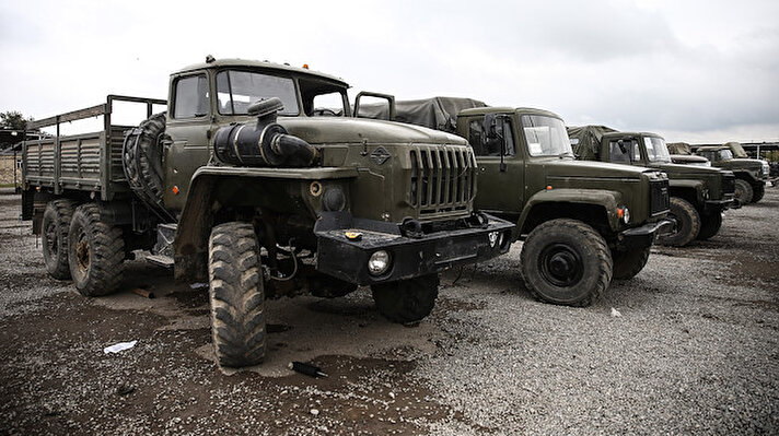 Ermenistan ordusuna ait Rus yapımı personel ve yük taşıyıcı araçlar, Azerbaycan'ın Yevlah kentindeki bir askeri üsse getirildi. 
