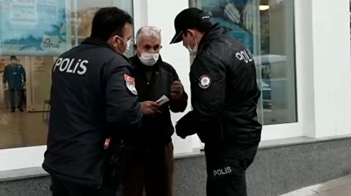 Burdur'da kendilerini polis olarak tanıtan dolandırıcılar Ahmet T.'yi arayıp, kendilerini polis olarak tanıttı. Şüpheliler, "Adınız terör örgütü soruşturmasında geçiyor" diyerek Ahmet T.'nin bankadaki bütün parasını, verdikleri hesaba yatırmasını istedi. Telefonu bankadaki işlem bitene kadar kapatmamasını isteyen dolandırıcıların sözünü dinleyen Ahmet T., aracına binerek şehir merkezindeki banka şubesinin yolunu tuttu.
