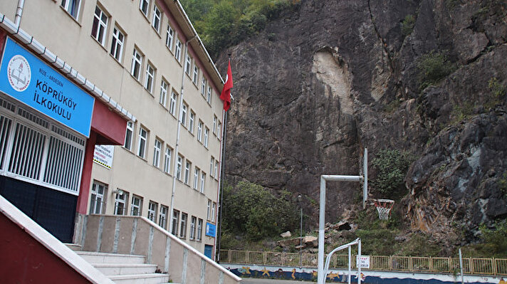 Ardeşen'deki Köprüköy İlkokulu ve Ortaokulu'nun bahçesine, yamaçtan kaya parçaları düşmeye başladı.