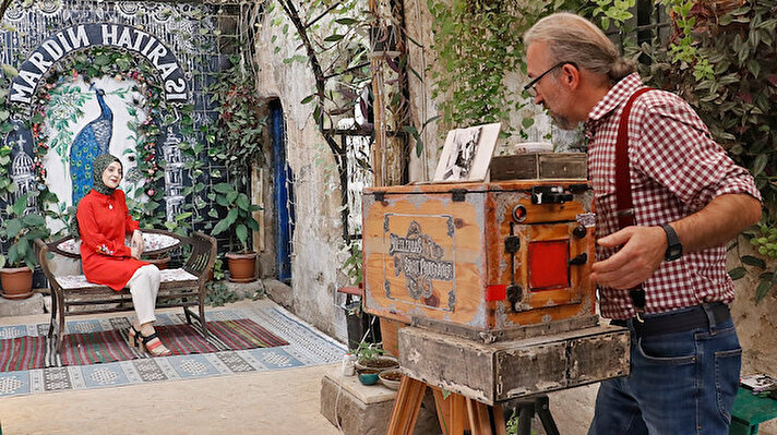 ​Mardin'de yaşayan Yücel Erdaş, 150 yıllık bir teknikle çalışan analog fotoğraf makinesiyle Mardin'i gezmeye gelen yerli ve yabancı turistlerin hatıra fotoğraflarını çekiyor. 