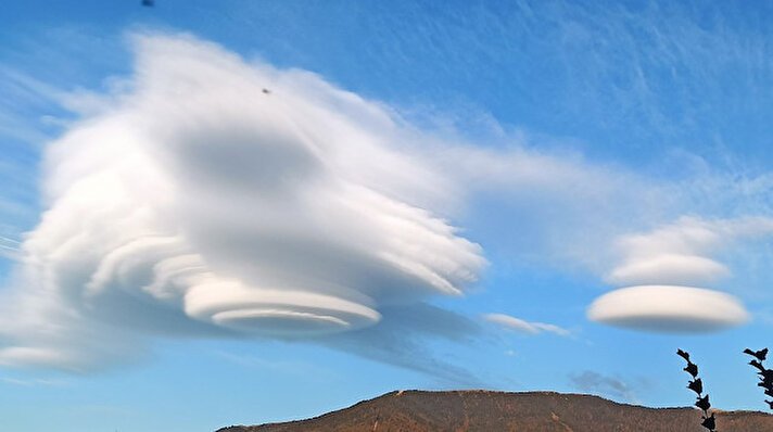 Artvin'de gökyüzünde ilginç bulut hareketleri ilgi odağı oldu.
