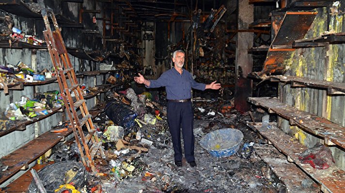 Muş'un Minare Mahallesi Bitlis Caddesi'nde 4 katlı nalbur dükkanı olan Ercan Özeroğlu'nun iş yeri, en üst katı ise ev olarak kullanılan 5 katlı binada, 16 Ekim Cuma saat 03.30 sıralarında yangın çıktı. İş yerinde boya, tiner gibi yanıcı maddelerin bulunduğu yangına Muş Belediyesi, ilçe, belde belediyeleri ile çevre illerden gelen ve Hava Meydan Komutanlığı'na bağlı itfaiye ekipleri müdahale etti. 