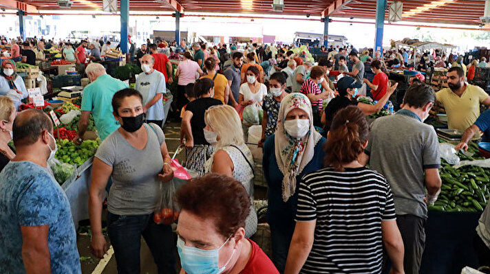 Türkiye'de mart ayından beri etkisini sürdüren koronavirüs salgını sonrası toplu alışveriş yapılan semt pazarlarına tedbir için bir dizi kural getirildi. Maske takmanın zorunlu olduğu semt pazarlarında özellikle son günlerde kurallara uyma noktasında rehavet yaşandı.