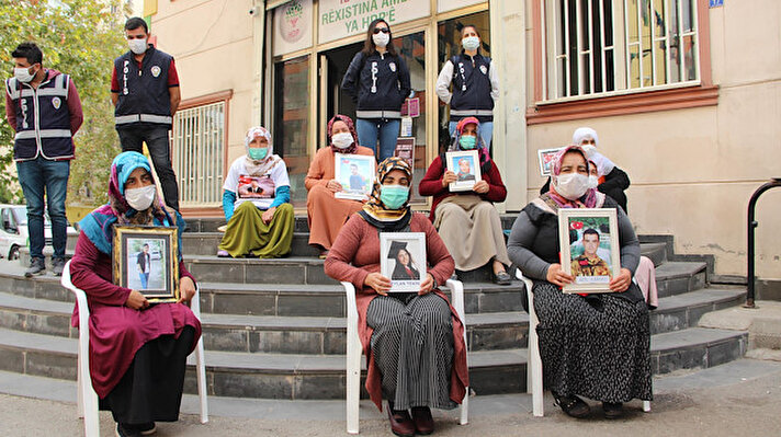 Diyarbakır'da yaşayan Mehmet Akar, geçen yıl 21 Ağustos'ta ortadan kayboldu. Akar'ın annesi Hacire Akar, 1 gün sonra HDP Diyarbakır il binası önüne geldi. Oğlunun HDP'liler tarafından dağa kaçırıldığını söyleyen anne Akar, il binası önünde oturma eylemi başlattı.