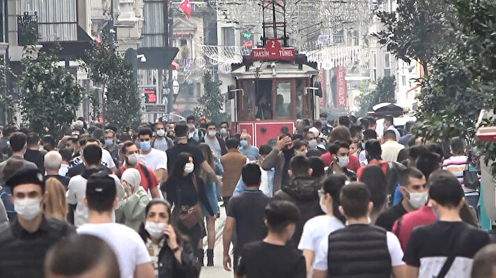 Taksim Meydanı, koronavirüs öncesi günlerini aratmadı. Meydan ve İstiklal Caddesi, güzel hava nedeniyle vatandaşların akınına uğradı.