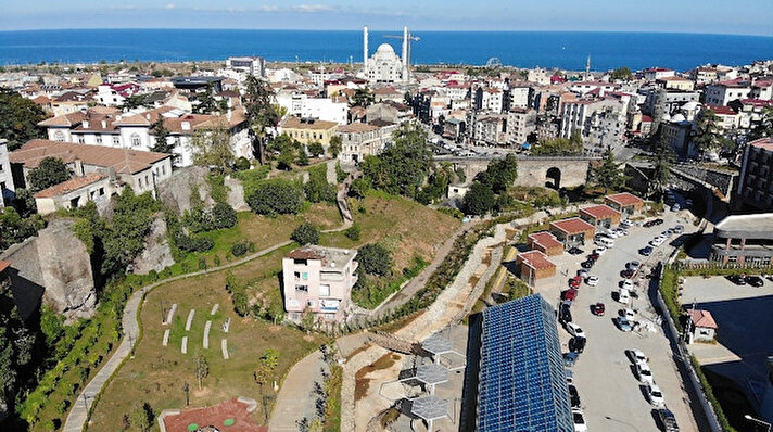 TOKİ ve Trabzon Büyükşehir Belediyesi tarafından Tabakhane Vadisi’nde Kentsel Dönüşüm Projesi uygulandı. Gecekondu alanından Karadeniz’in en gözde yaşam alanı haline getirilmesi hedefiyle başlatılan kentsel dönüşüm projesi tamamlandı. Bölgede bulunan 680 binanın yıkımı gerçekleştirilirken, Tabakhane Vadisi’nde Trabzon Öğretmenevi ve Cudibey Ortaokulu inşa edildi.