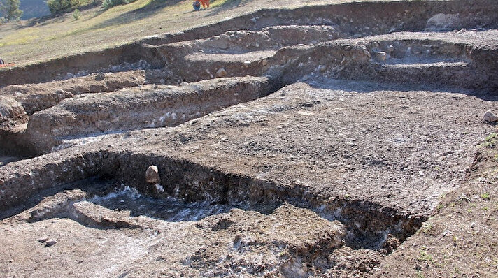 Kastamonu Valisi Avni Çakır, Araç ilçesinde yürütülen ve Akeramik Neolitik döneme ait öğütme taşı, süs eşyası gibi eserlerin yanı sıra eski döneme ait bir tapınağa da ulaşılan Kahin Tepe'de yürütülen kazı çalışmalarını ziyaret etti. 
