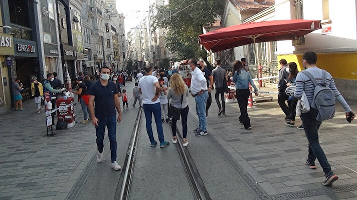 Korona virüs ile mücadele kapsamında İstiklal Caddesi’nde, İstanbul Emniyet Müdürlüğüne bağlı toplum destekli polisleri, drone destekli maske ve sosyal mesafe denetimi gerçekleştirdi.
