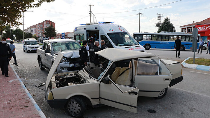 Otogar kavşağında meydana gelen kazada Bekir Yüzbaşıoğlu’nun sürücüsü olduğu 16 BA 911 plakalı kamyonetle Aliihsan Özkaya’nın (68) kullandığı 15 DN 560 plakalı otomobil çarpıştı.