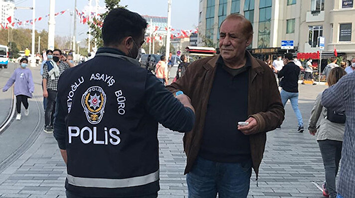 Beyoğlu İlçe Emniyet Müdürlüğü Asayiş Büro Amirliği ekipleri Taksim Meydanı ve İstiklal Caddesi'nde drone ile maske denetimi yapıtı.