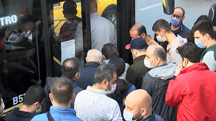 İstanbul'da sabah işe gidiş saatlerinde toplu taşıma araçları ve duraklarında yoğunluk yaşandı.