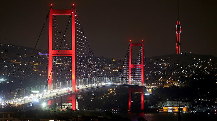 İstanbul'un yeni turistik merkezi ve simgesi olmaya aday kule, kırmızı-beyaz renklere büründü.