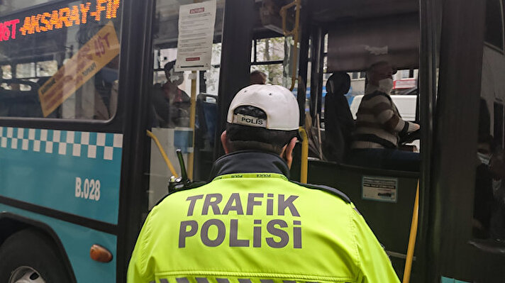 Beyoğlu Tarlabaşı Caddesi'nde toplu taşıma araçlarına yönelik koronavirüs denetimi yapıldı.
