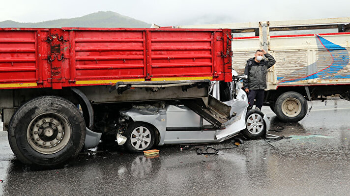 İzmir'in Selçuk ilçesinde, 9 aracın karıştığı zincirleme kazada 5'i asistan doktor, 10 kişi yaralandı.