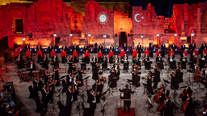 İletişim Başkanlığının düzenlediği Cumhuriyet Bayramı etkinlikleri kapsamında, Cumhurbaşkanlığı Senfoni Orkestrası Antalya'daki Patara Antik Kenti meclis binasında 'Büyük Cumhuriyet Konseri' gerçekleştirdi.
