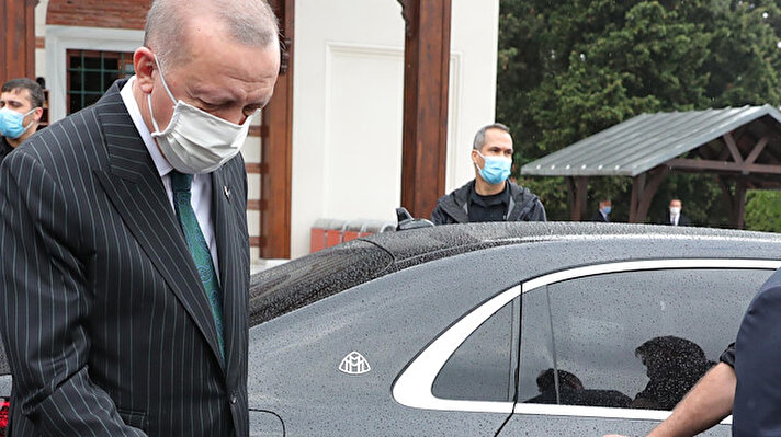 Cumhurbaşkanı Recep Tayyip Erdoğan, cuma namazını İstanbul Üsküdar'daki Kerem Aydınlar Camii'nde kıldı.