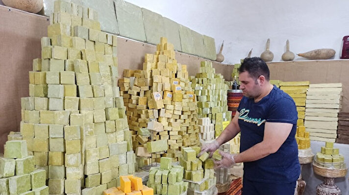 Kent merkezinde dededen kalma mesleği devam ettiren Mithat Apari, menengiç ağaçlarından elde ettiği ürünleri kaynatarak organik bıttım sabunu haline getirip yurt içi ve yurt dışına satıyor.