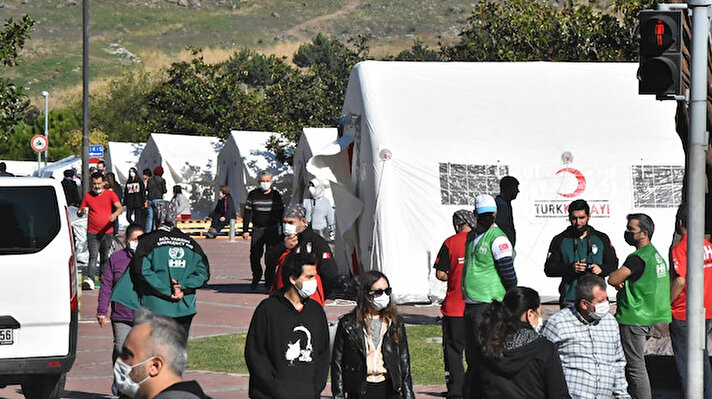 Seferihisar’da dün meydana gelen 6.6 büyüklüğündeki deprem sonrası onlarca bina zarar görürken, birçok vatandaş evsiz kaldı. 