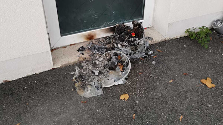 CİMG Genel Sekreteri Fatih Sarıkır, yazılı açıklamasında, kimliği belirlenemeyen bir kişi tarafından Chateaudun'da camiye bidonla benzin dökülerek yangın çıkarıldığını belirtti.