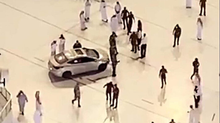 Suudi Arabistan’ın Mekke kentinde bir kişi, dün akşam aracı ile Mescid-i Haram’a daldı. 