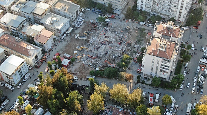 İzmir’in Bayraklı ilçesinde deprem sonrası yıkılan Rıza Bey, Yağcıoğlu, Yılmaz Erbelek, Doğanlar, Emrah apartmanı ve Barış sitesi bloklarında arama kurtarma çalışmalar aralıksız devam ediyor.