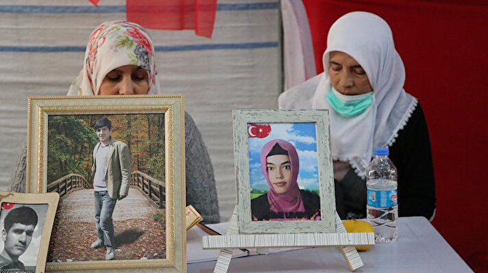 Diyarbakır'da yaşayan Mehmet Akar, geçen yıl 21 Ağustos'ta ortadan kayboldu. Akar'ın annesi Hacire Akar, 1 gün sonra HDP Diyarbakır il binası önüne geldi. Oğlunun HDP'liler tarafından dağa kaçırıldığını söyleyen anne Akar, il binası önünde oturma eylemi başlattı. Eylemin 3'üncü gününde ortaya çıkan Mehmet Akar, mahkemece ev hapsiyle cezalandırıldı. Oğluna kavuşup, eylemine son veren Hacire Akar, çocukları kayıp annelere çağrıda bulundu. Akar'ın çocuğuna kavuşması, çocukları terör örgütü PKK tarafından kaçırılan aileler için umut oldu. Akar'ın çağrısıyla harekete geçen çocukları kayıp aileler, 3 Eylül'de HDP binası önünde oturma eylemine başladı.

