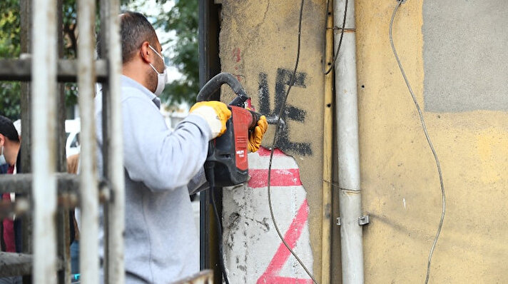 İzmir'de meydana gelen 6.6 büyüklüğündeki depremin ardından Bağcılar'daki vatandaşlar, olası bir şiddetli depreme karşı evlerinin dayanıklı olup olmadığını öğrenmek için Bağcılar Belediyesi'ne başvuruyor. Kimi oturduğu bina yeni olduğu halde “Evim güvenli mi?" diyerek kimi de dış cephesi dökülmeye başladığı için başvuruda bulunuyor. Bağcılar Belediyesi Kentsel Tasarım Müdürlüğü de talepler doğrultusunda bir plan hazırlayıp çalışmalarına başlıyor.