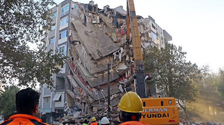 Seferihisar açıklarındaki 6.6'lık depremin ardından onlarca vatandaş, yıkılan binaların altında kalarak öldü.