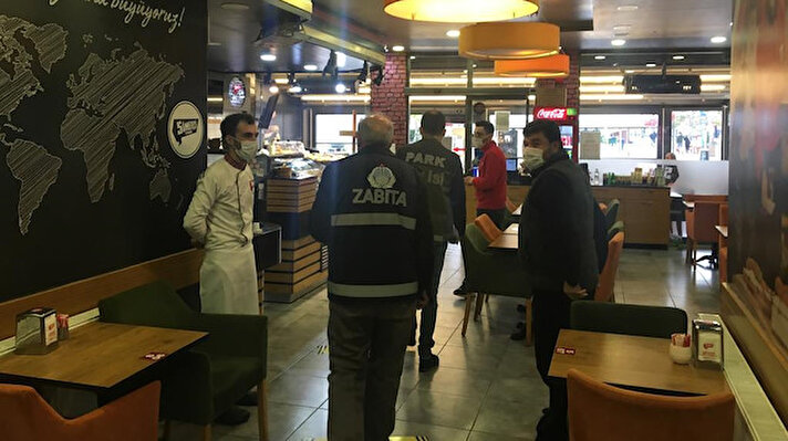 İstanbul Emniyet Müdürlüğü ekipleri, koronavirüs salgınıyla mücadele kapsamında denetimlerini sürdürdü. 