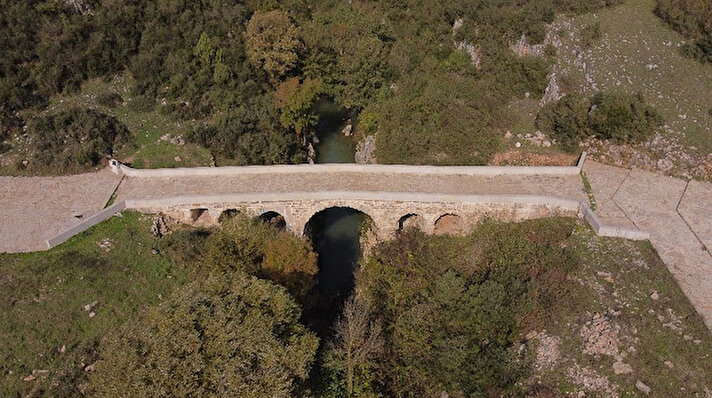 Kocaeli’nin Körfez ilçesi kent merkezine 22 kilometre uzaklıkta bulunan Kutluca Mahallesi 2 bin yıllık tarihe ev sahipliği yapıyor. Milattan sonra 1’inci yüzyılda İmparator Cladius döneminde yapıldığı değerlendirilen Tarihi Kutluca Köprüsü, 2 bin yıldır ayakta duruyor. 