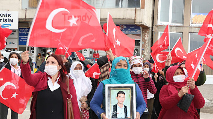 Şırnak'ta çocukları ve yakınları terör örgütü PKK tarafından kaçırılan aileler, kadınlar ile şehit ve gazi yakınları Şehit Üsteğmen Mehmet Esin Caddesi'nde gerçekleştirdikleri yürüyüşün ardından HDP İl Başkanlığı önüne gelerek protesto eylemi yaptı. Yoğun güvenlik önlemleri altında ellerinde Türk bayrakları ile HDP il binası önüne gelen kadınlar, terör örgütü PKK'ya ve HDP'ye tepkilerini dile getirdi. Ellerinde Türk bayraklarıyla ve PKK'lı teröristlerce dağa kaçırılan çocuklarının fotoğraflarını taşıyan aileler, 'Kahrolsun PKK' 'Şehitler ölmez, vatan bölünmez' sloganları attı.
