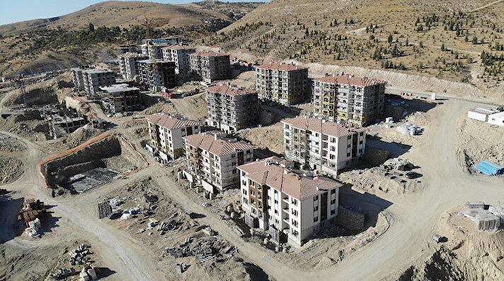 24 Ocak’ta meydana gelen 6.8’lik depremde Elazığ’da 37, Malatya’da 4 olmak üzere 41 kişi hayatını kaybetti, iki şehirde 20 binden fazla konut ise ağır hasar gördü. Cumhurbaşkanı Recep Tayyip Erdoğan’ın talimatı Çevre ve Şehircilik Bakanı Murat Kurum’un koordinesinde binlerce konutun inşa edilmesi için çalışma başlatıldı. Çalışmalar kapsamında inşası süren 18 bin 868 konuttan ilk konutlar teslim edilirken, 2 bin 521’inin bu ay içinde bitmesi planlanırken, Aralık ayı sonuna kadar bu rakamın 8 bine ulaşacağı kaydedildi.
