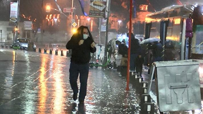 Zaman zaman etkili olan şiddetli yağmur erken saatte işe gitmeye çalışan vatandaşlara zor anlar yaşattı.