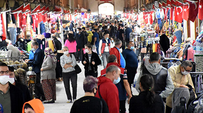 Bulgaristan’ın 1 Eylül itibariyle karantina sürecini kaldırmasının ardından, Edirne’ye gelmeye başlayan Bulgar turistler, cuma günleri ve özellikle hafta sonları kentte adım atacak yer bırakmıyor. 