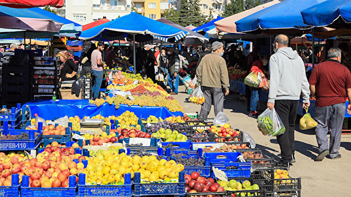 Türkiye'nin yaş sebze meyve ihtiyacının büyük kısmının karşılandığı örtü altı üretim merkezi Antalya'da, pazar tezgahlarında ve toptancı halinde fiyatlar cep yakıyor. 